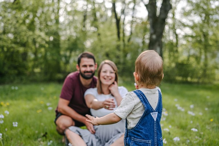 Familie spielt gemeinsam im Park