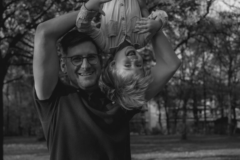 Vater hält Sohn über Kopf