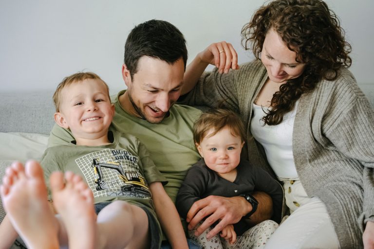 Familienporträt auf der Couch