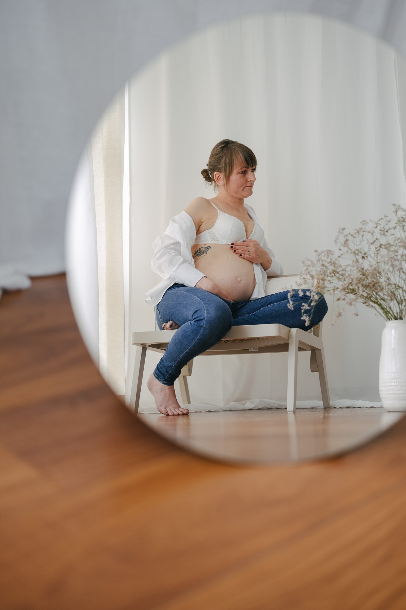 Babybauchfoto durch einen Spiegel