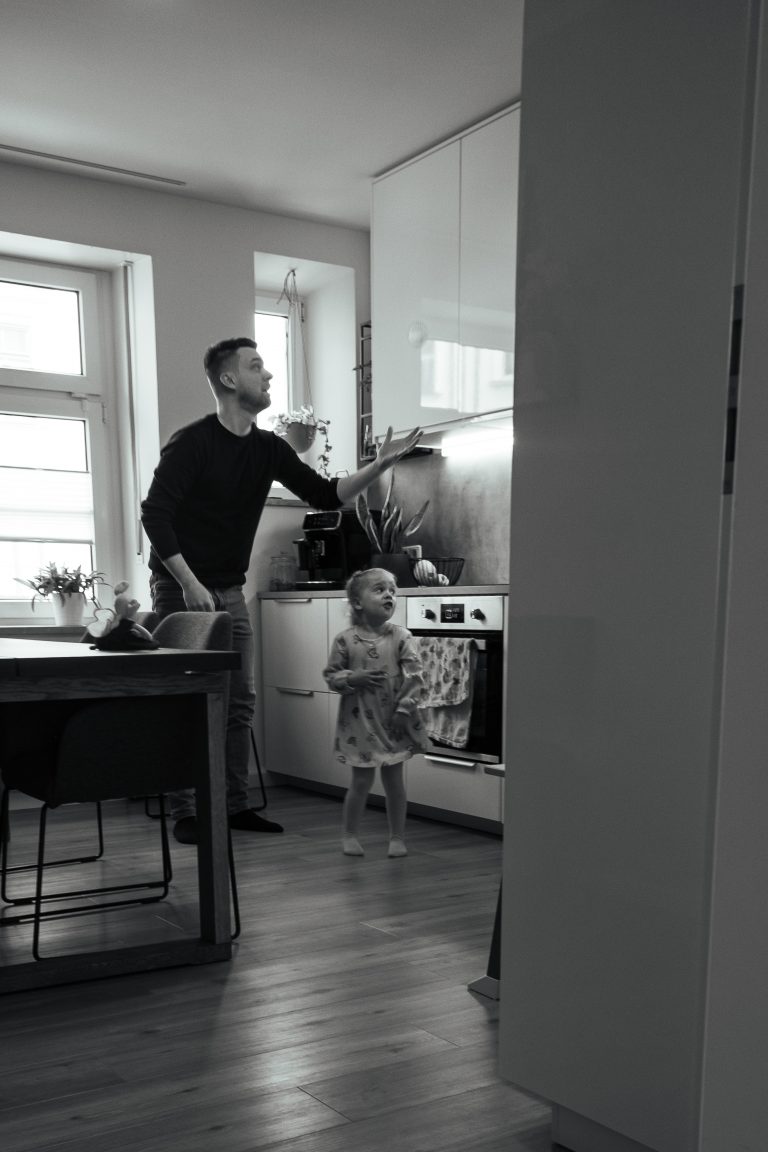 Papa spielt mit Tochter in der Küche