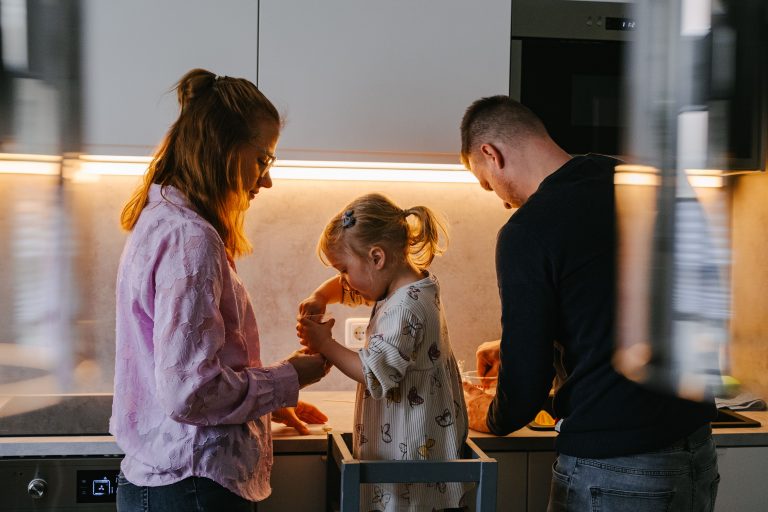 Familie backt zusammen in der Küche