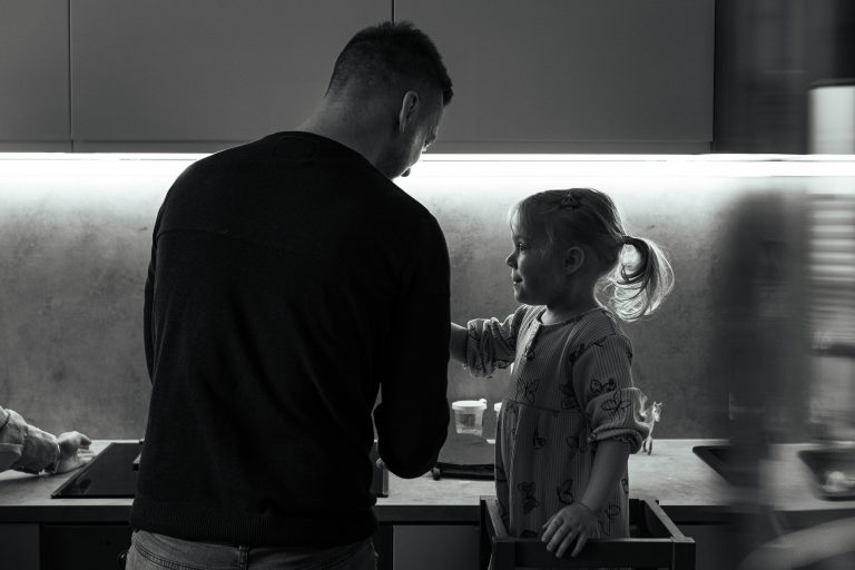 Vater und Tochter backen zusammen.