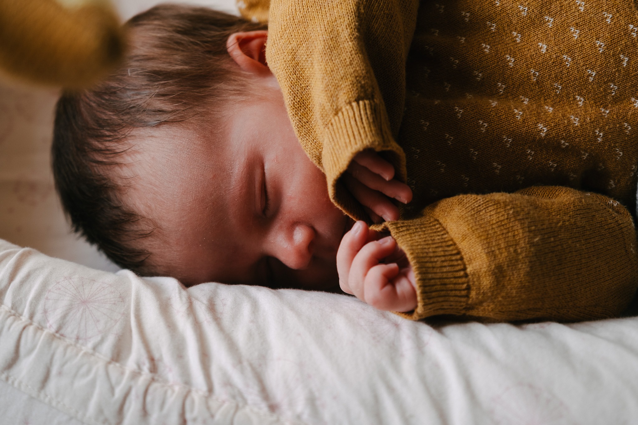 Schlafendes Baby im Wochenbett