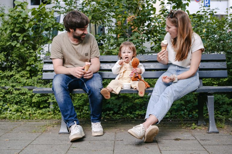 Familie zusammen beim Eis essen.