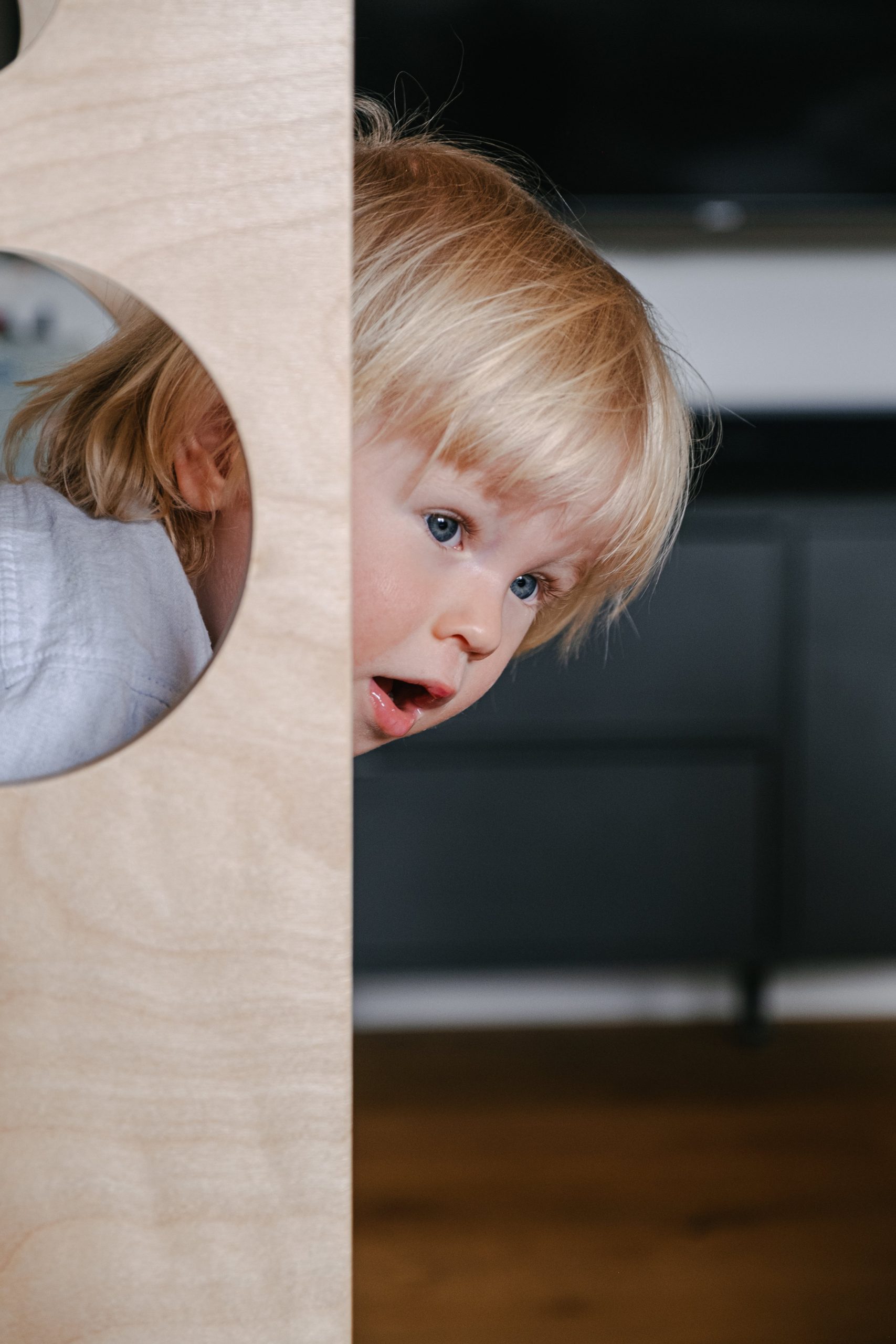 Spontanes Bild von kleinem Jungen beim spielen.