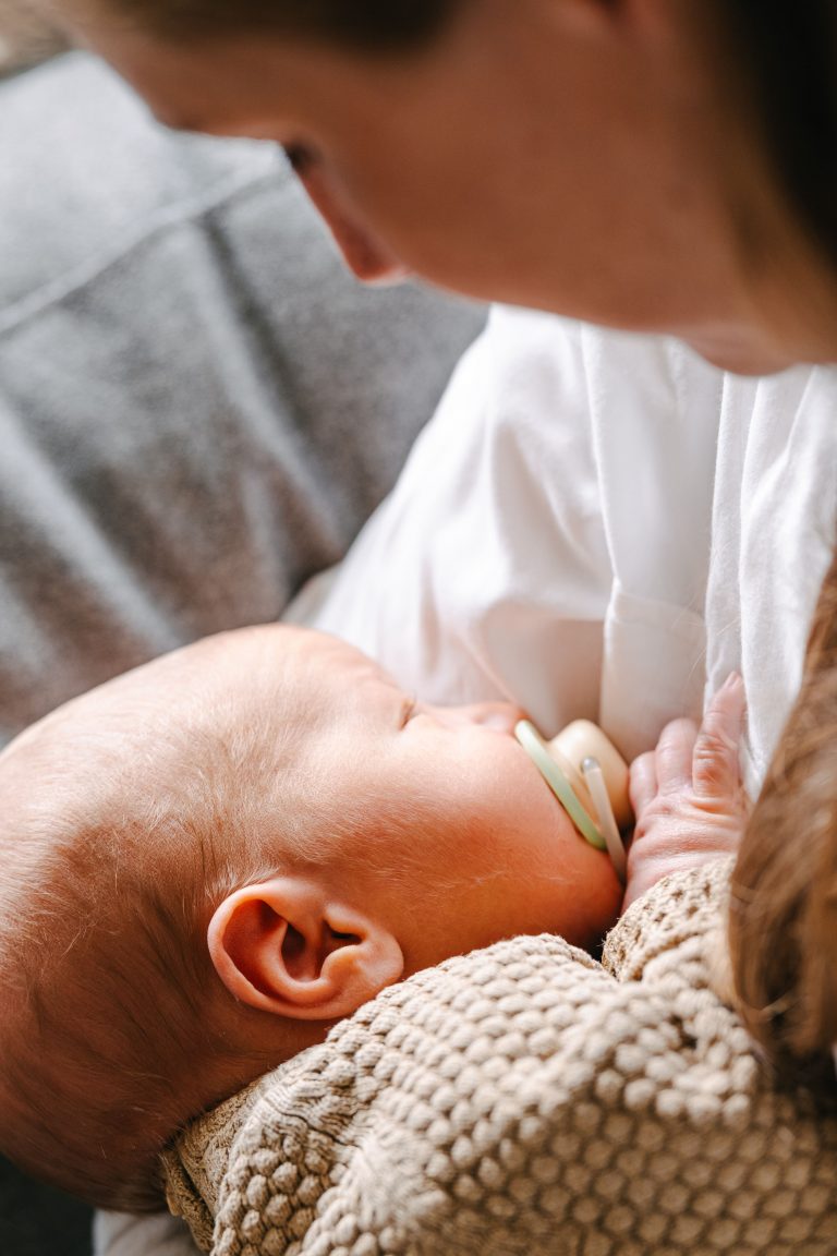 Nahaufnahme von Mutter und Neugeborenen Kind