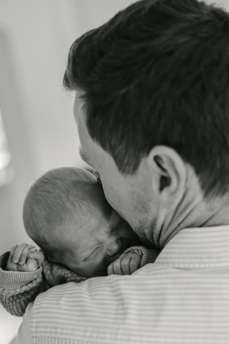 Vater hält liebevoll sein neugeborenes Baby