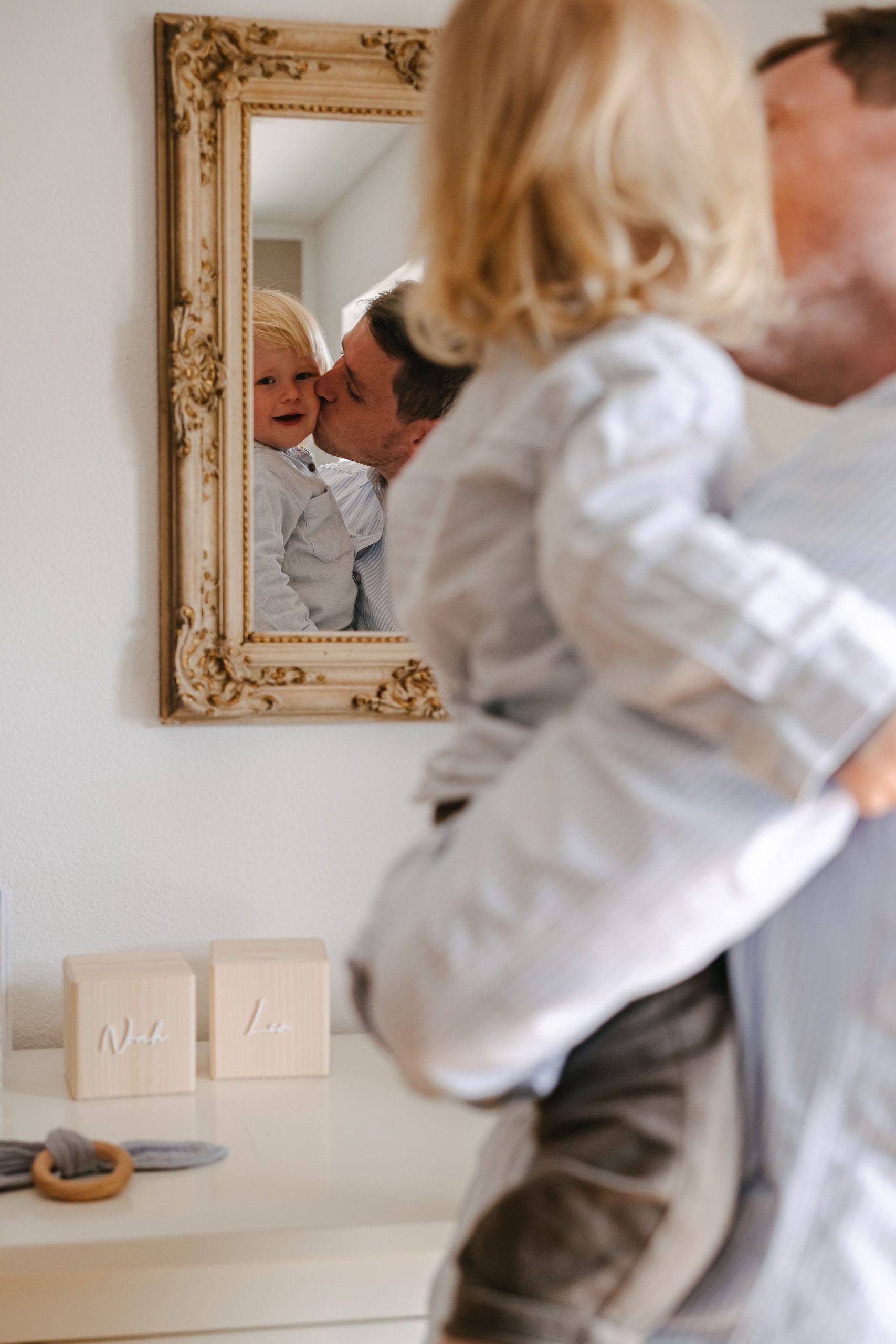 Vater mit seinem Sohn vor einem Spiegel