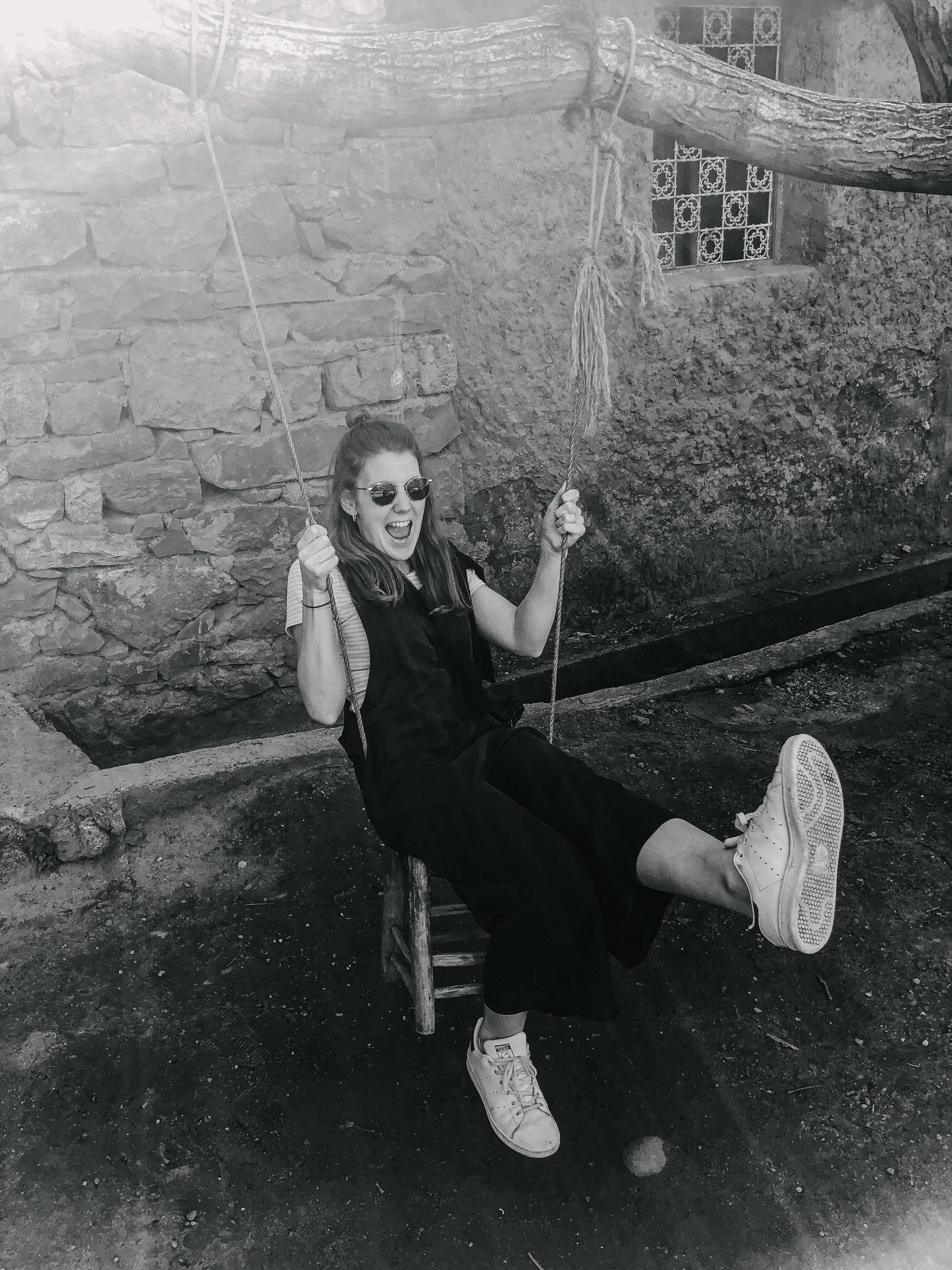 Fotografin auf einer Schaukel
