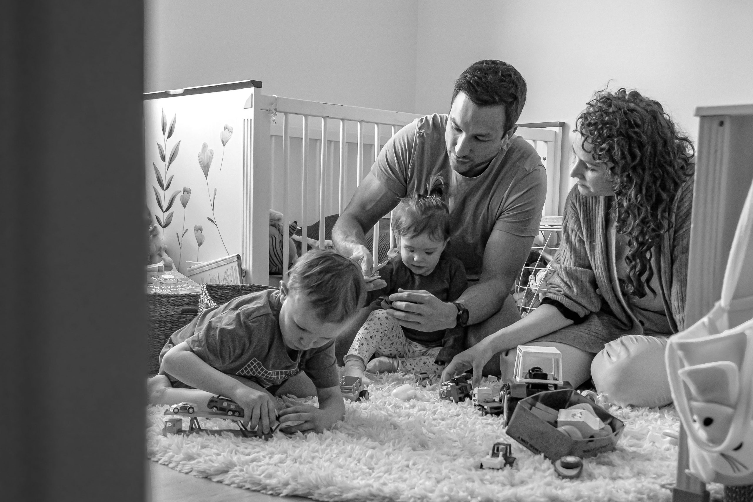 Familie spielt zusammen im Kinderzimmer