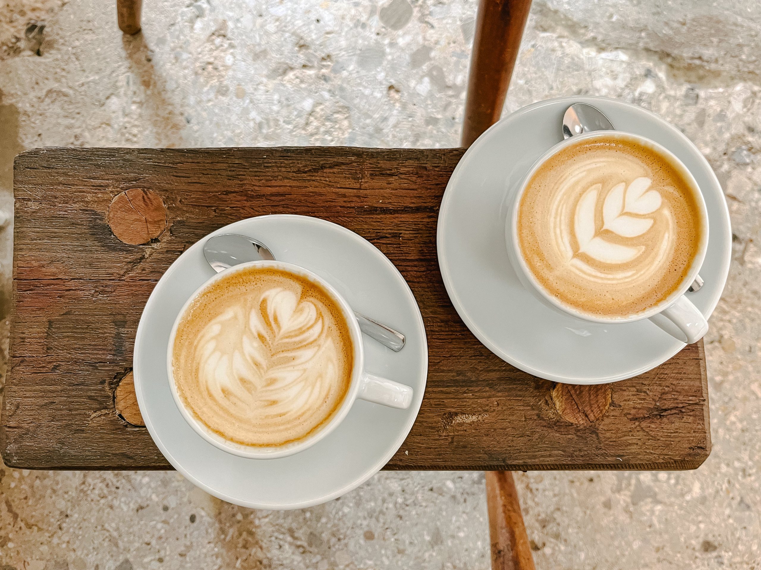 Zwei Kaffeetassen von oben fotografiert